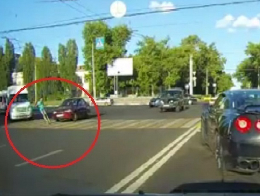 Иномарка проехалась по ногам выбежавшего на дорогу пешехода в Воронеже 