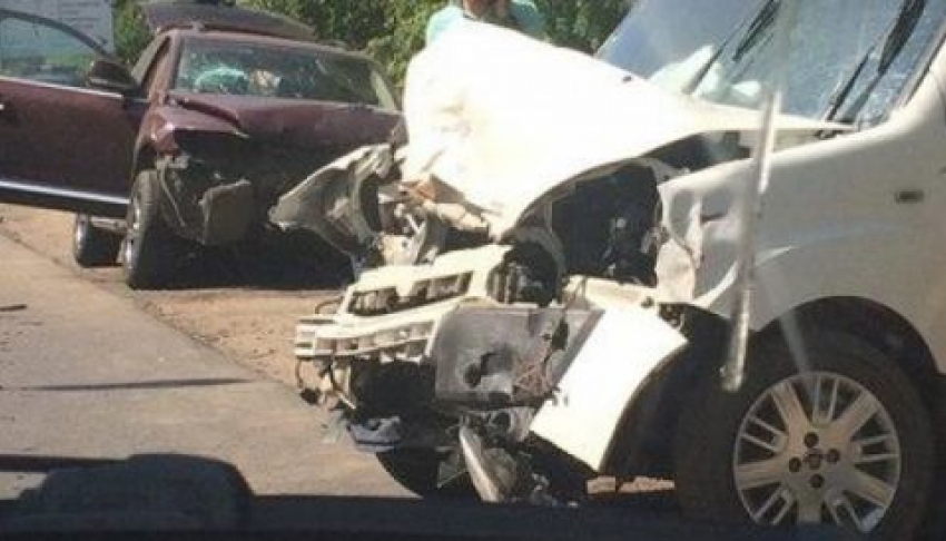 В столкновении 4 иномарок на улице Факельной в Воронеже погиб 25-летний водитель