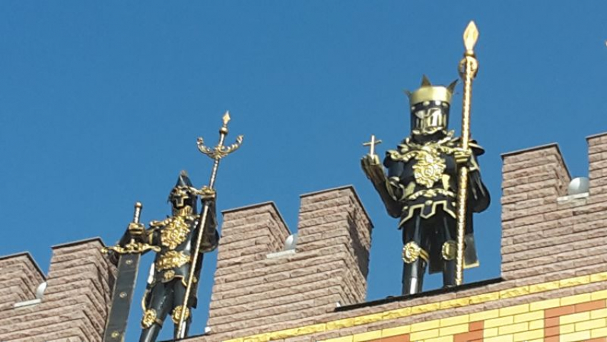 Воронежский «Камелот» с бойницами и рыцарями украсил улицу Краснознаменную