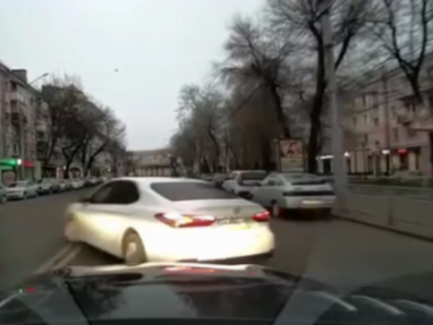 Прыткий автомобилист покрасовался небрежностью на дороге в центре Воронежа 