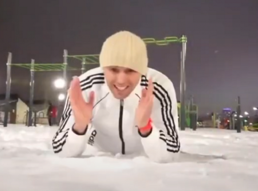Атлет-блогер устроил эффектные танцы в упоре лежа в Воронеже 