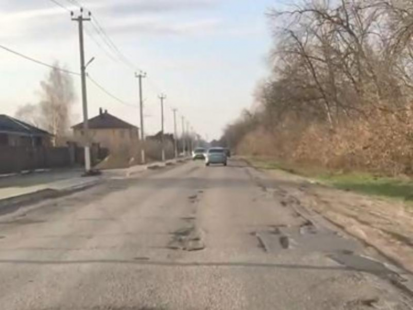 Исхудавшую дорогу в Отрадном заклеймили воронежские автомобилисты