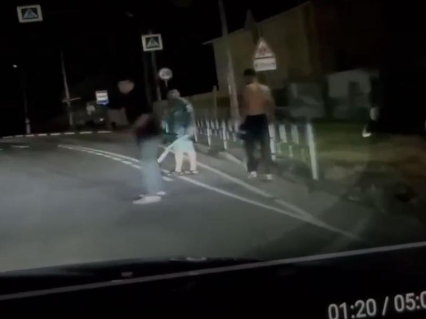 В одежде как из GTA: парень с двумя мачете замахнулся на автомобилиста под Воронежем