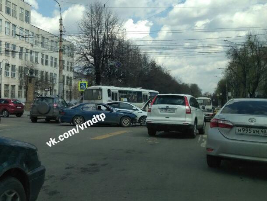 Автомобилисты вынуждены двигаться по центру Воронежа со скоростью 3 км/ч