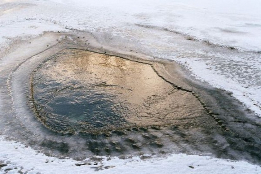 На воронежском водохранилище тает лед