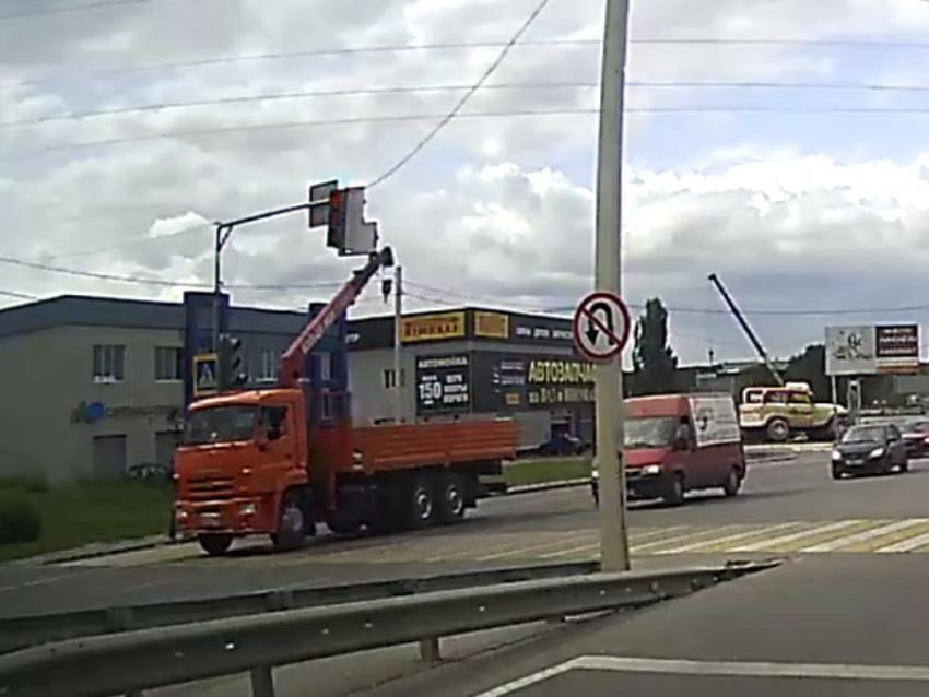 Уничтожение светофора КамАЗом попало на видео в Воронеже