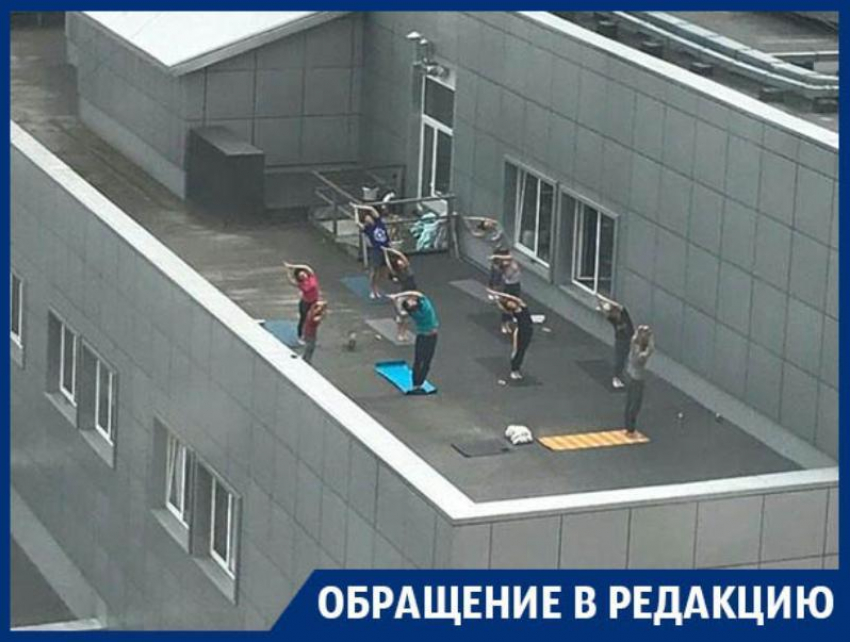Йогу против акрофобии устроили на крыше ТЦ в Воронеже