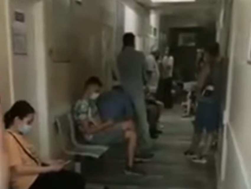 Хаос при вакцинации сняли в коридоре воронежской поликлиники 