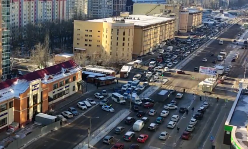 Оживленную улицу перекрыли средь бела дня в Воронеже – возникла колоссальная пробка 