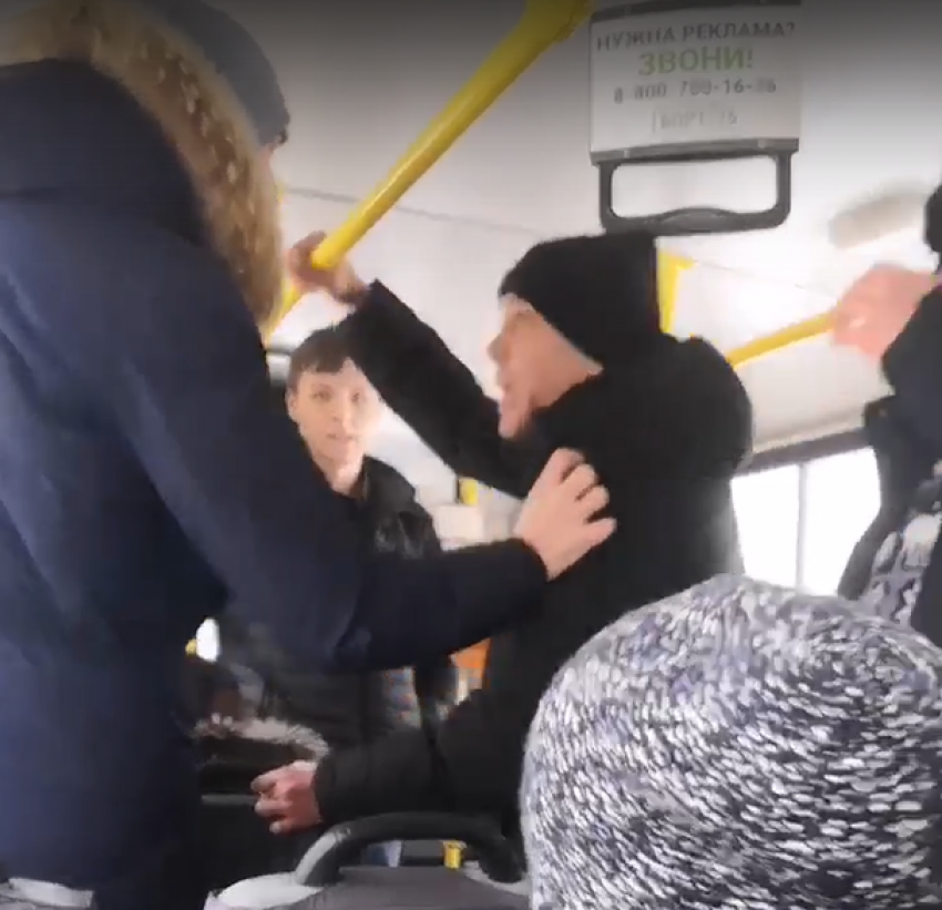 Опубликовано видео потасовки в переполненном воронежском автобусе