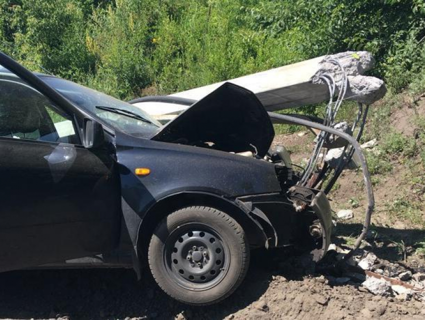 Последствия встречи LADA со столбом показали на фото в Воронеже