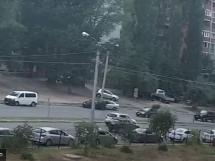 Таран автомобиля на дороге попал на видео в Воронеже 