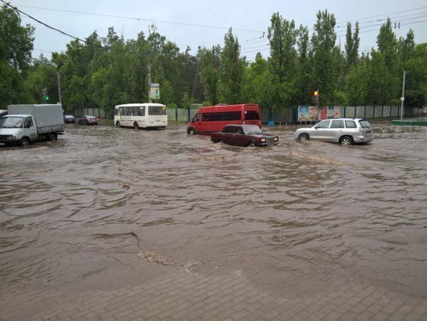 Воронежские улицы ушли под воду после сильнейшего дождя