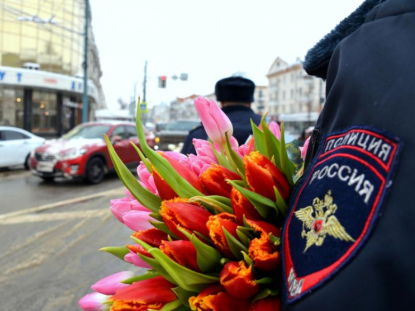 Воронежские инспекторы ДПС одарили автомобилисток Правилами дорожного движения и цветами