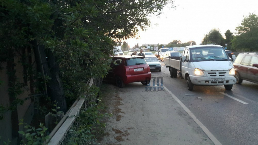 В Воронеже «Ситроен» протаранил забор и едва не сбил нескольких пешеходов