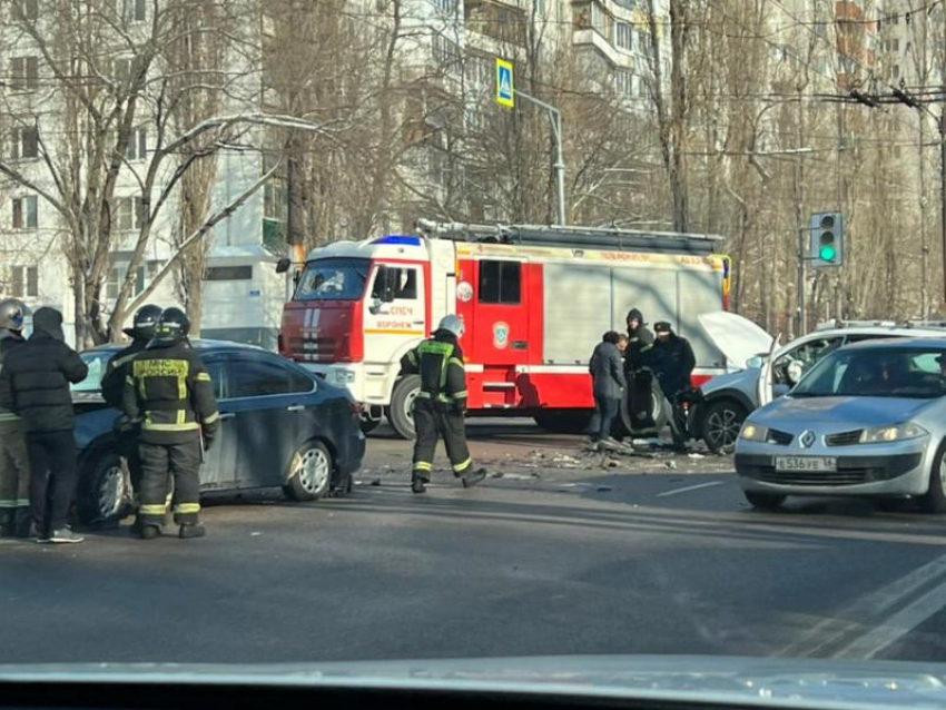 Пожарный расчет прибыл на место жесткой аварии в Воронеже 