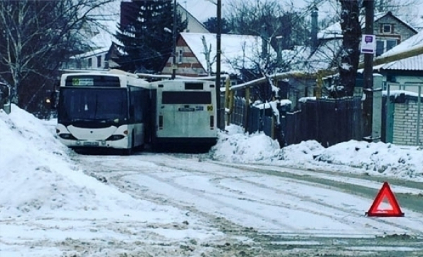 "Поцелуй» двух автобусов №90 перекрыл движение в Воронеже