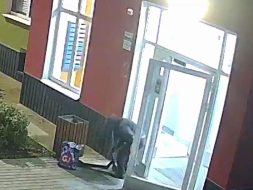 Мини-шпион в балахоне обленился выбрасывать мусор и попал на видео под Воронежем