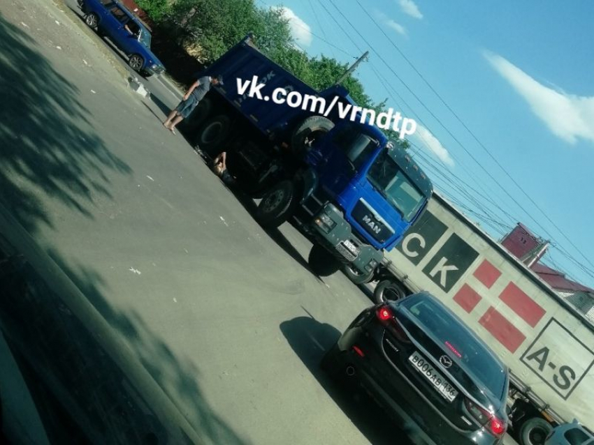 В жесткой аварии самосвал отправил воронежского велосипедиста в больницу
