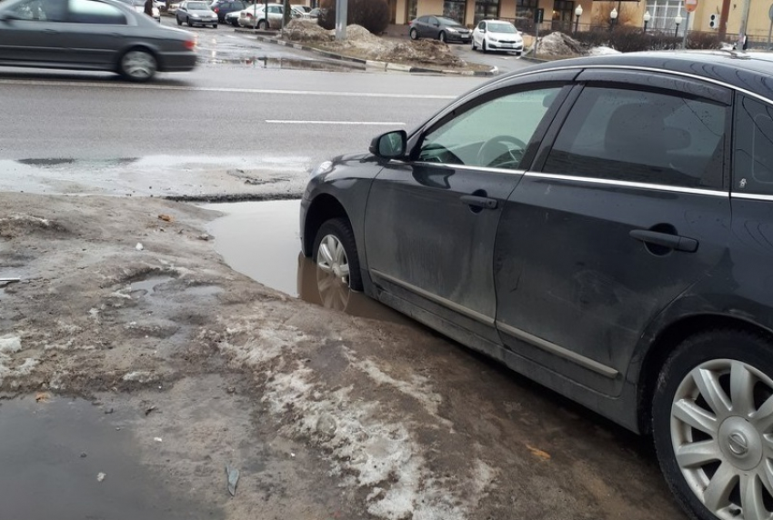 Водителей предупредили о яме, убивающей автомобили в Воронеже