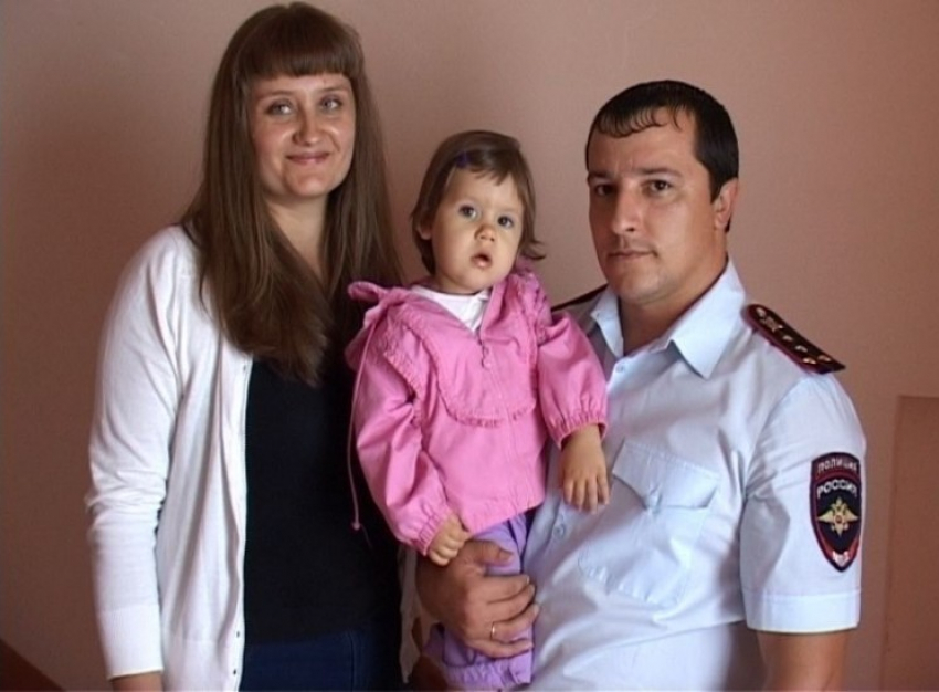Воронежский полицейский спас жизнь полуторагодовалой девочке