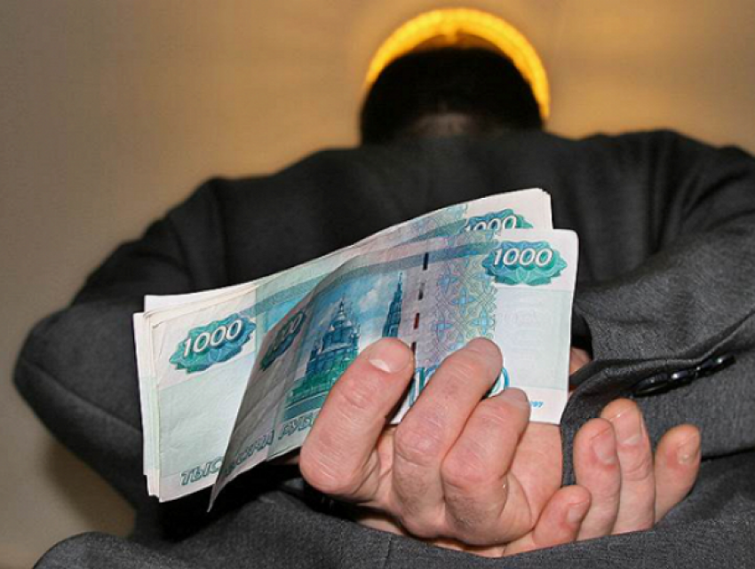 В Воронеже полицейскому грозит увольнение за крупную взятку
