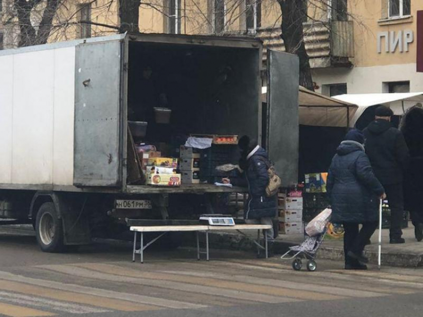 Торговая точка посреди проезжей части возмутила жителей Воронежа