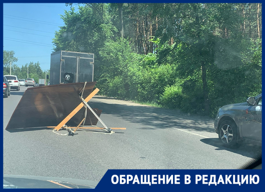 Опасная помеха на дороге в Воронеже толкает водителей через двойную сплошную