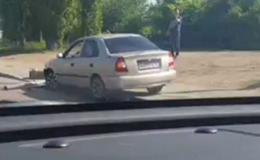Последствия столкновения «Хенде» со светофором в Воронеже попали на видео