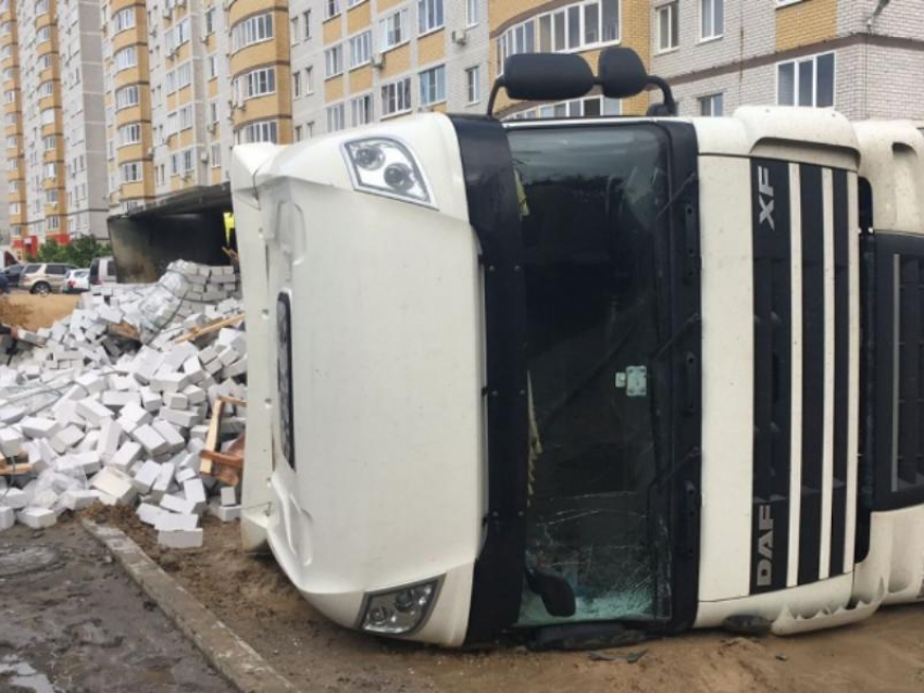 Фура провалилась в яму во время движения в Воронеже 