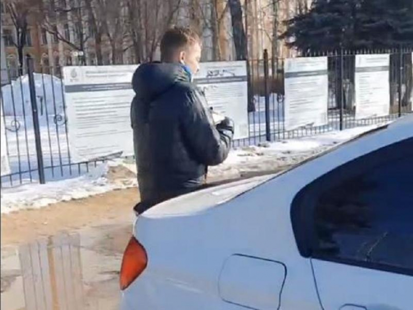 «И вам не хворать»: разговор с автохамом с книжками в руках сняли на видео у воронежского вуза