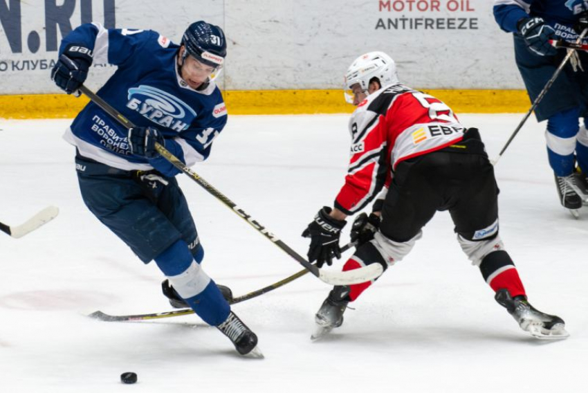 Лидер ВХЛ переиграл воронежский «Буран» на его же льду