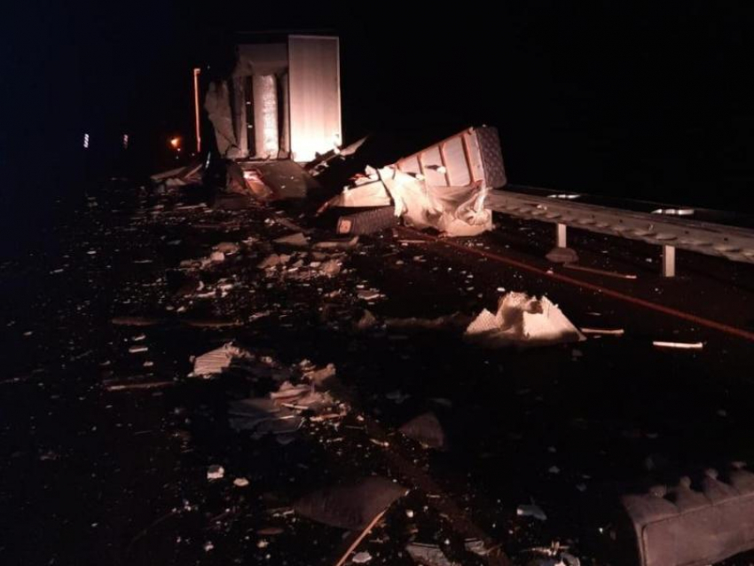 Две фуры столкнулись лоб в лоб под Воронежем 