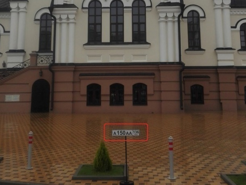 Воронежцев возмутила избирательная парковка для элиты у церкви