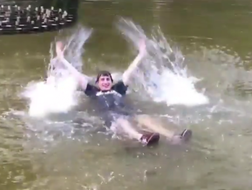 Самозабвенное купание в фонтане в центре Воронежа попало на видео