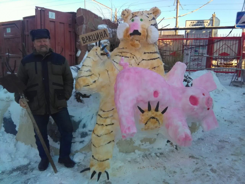 Снежная скульптура тигра со свинкой появилась в Воронеже