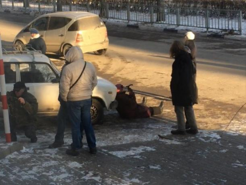 В Воронеже пенсионерка собственным телом спасла незаконный шлагбаум