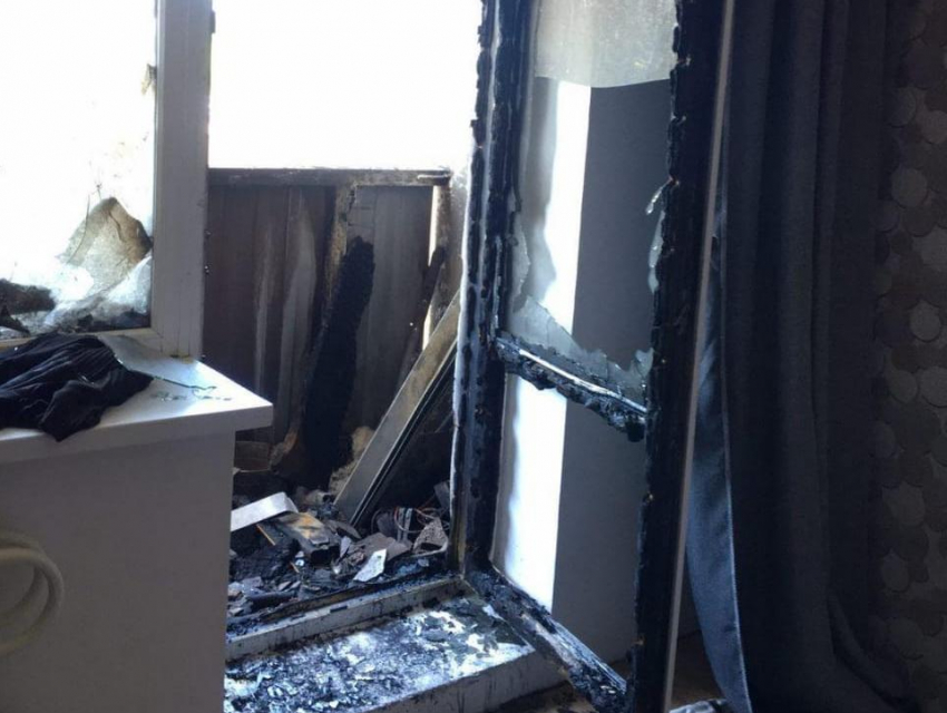 Последствия жуткого пожара показали изнутри квартиры в Воронеже