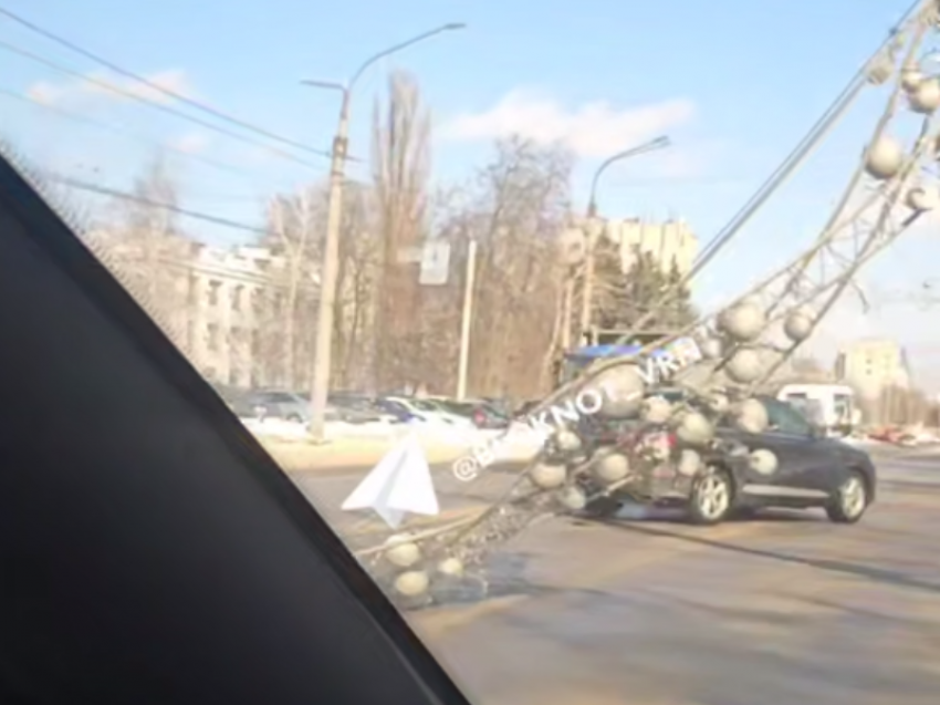 Дикий ветер снес иллюминацию в центре Воронежа