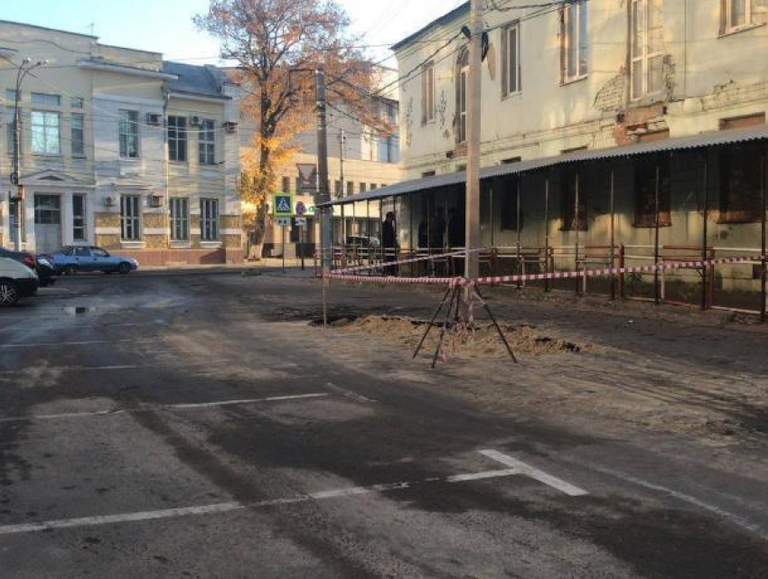 В центре Воронежа ликвидировали прорыв с фонтанами из-под асфальта