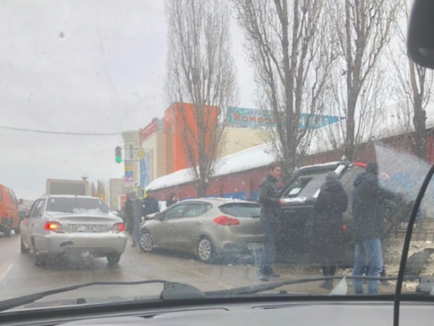 Фееричные последствия массовой аварии сняли в Воронеже
