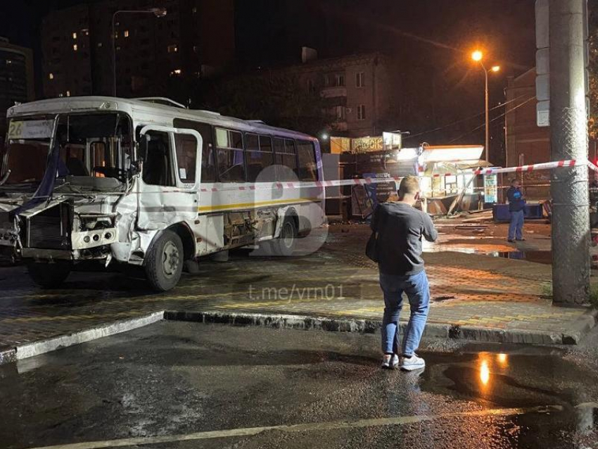 В Воронеже иномарка столкнулась с маршруткой на 9 Января – есть пострадавший 