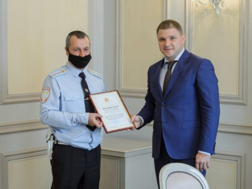 Спасавших людей из горящего автобуса полицейских наградили в Воронеже