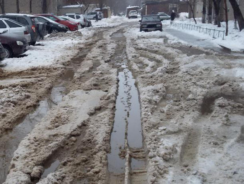 Воронежец сравнил уборку снега у управы района и в других местах