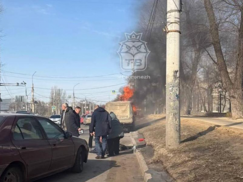 Водителя сгоревшей «Газели» госпитализировали с отравлением в Воронеже