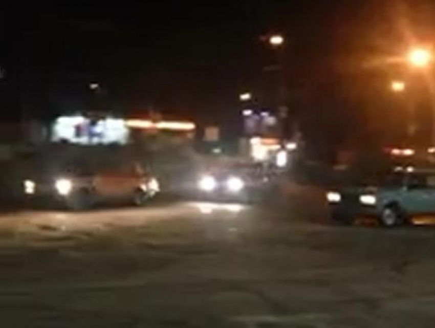 Массовый дрифт ржавых ВАЗов на парковке воронежского ТЦ сняли на видео