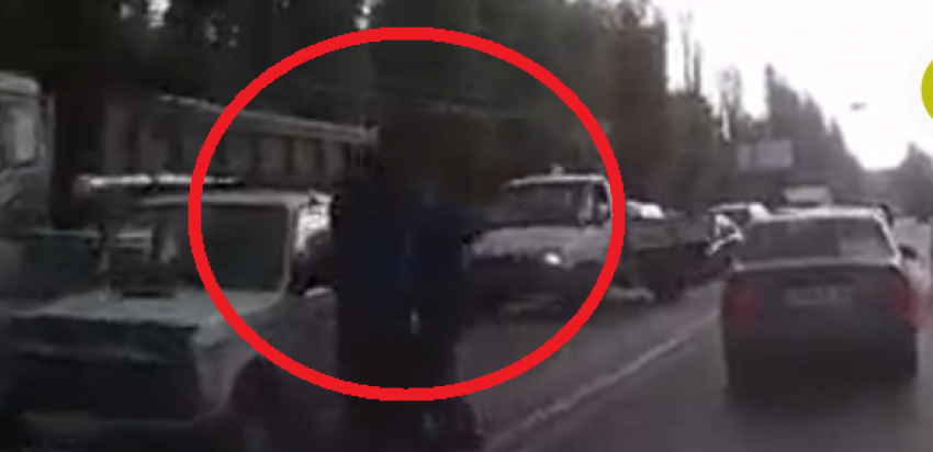 Жестокая драка водителей около детской больницы в Воронеже попала на видео