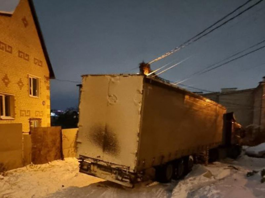 Дальнобойщик попал в беду в центре Воронежа 