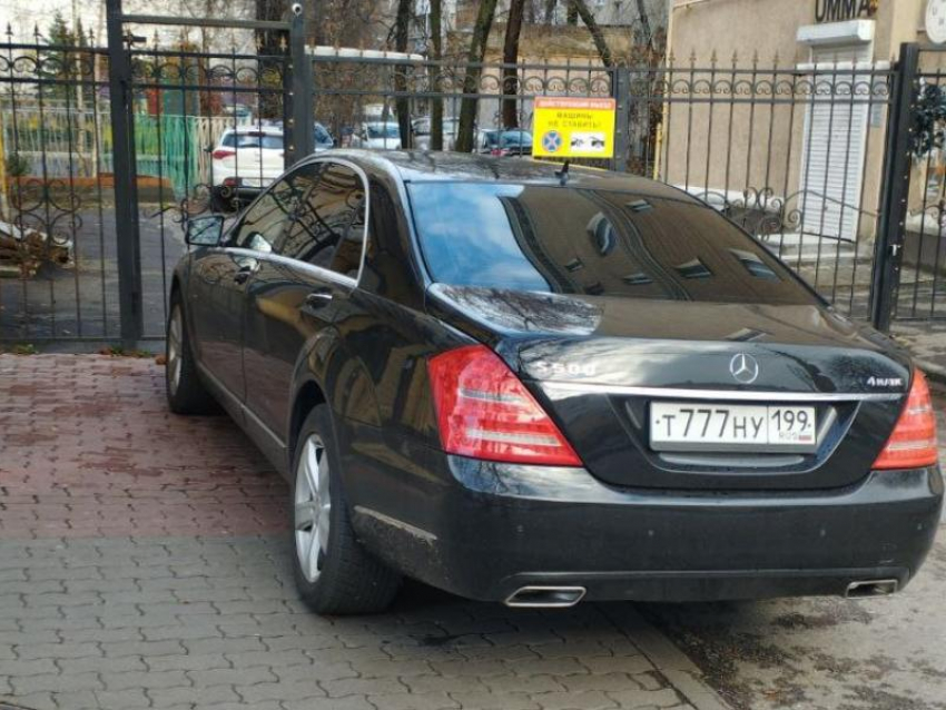 Царская парковка москвича на «Мерседесе» шокировала воронежцев