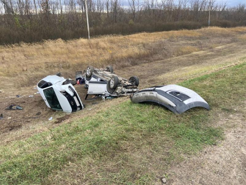 Две машины перевернулись после ДТП в Воронежской области – опубликовано фото 